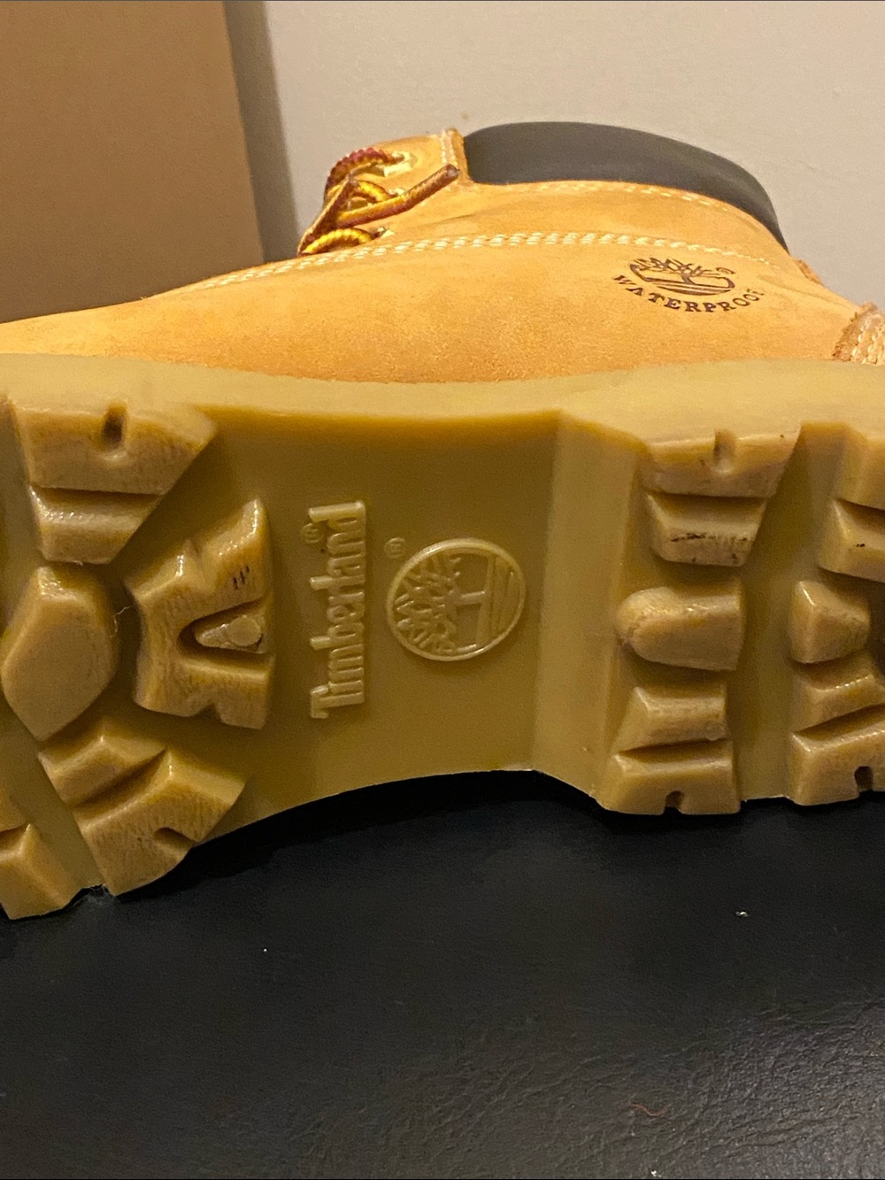 Timberland Classic Premium 6-Inch Waterproof Boot in wheat nubuck, SZ 8 - Picture 5 of 8